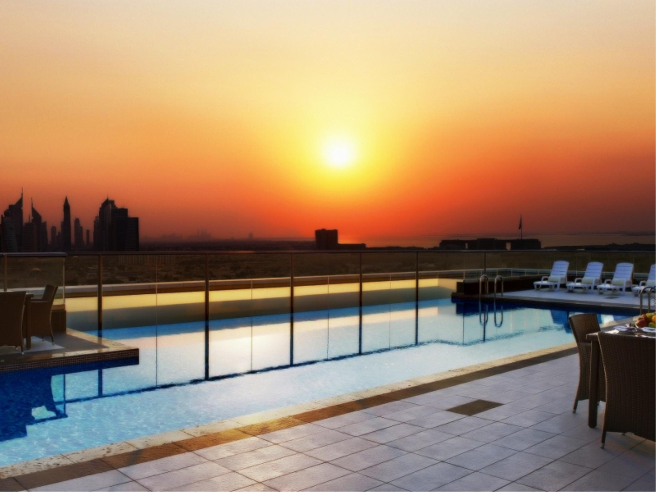 Park Regis Kris Kin Hotel Дубай Екстериор снимка The swimming pool at the top of the hotel