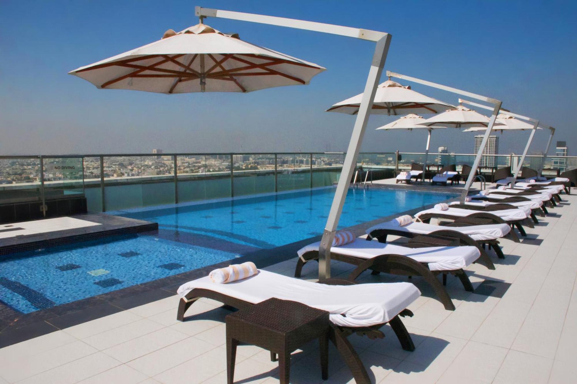 Park Regis Kris Kin Hotel Дубай Екстериор снимка The pool at the hotel