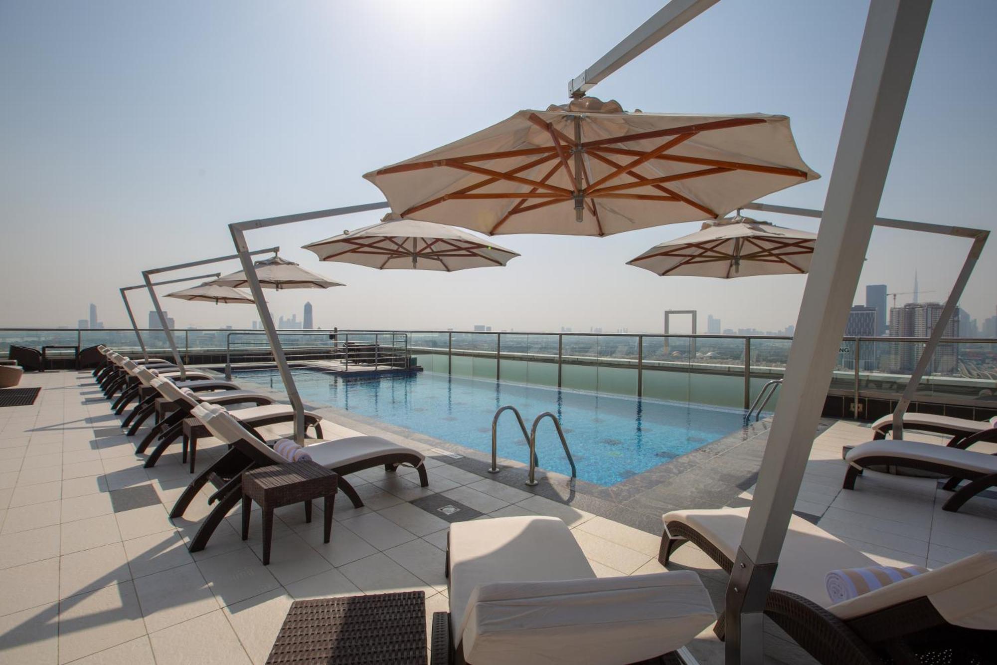 Park Regis Kris Kin Hotel Дубай Екстериор снимка Rooftop pool